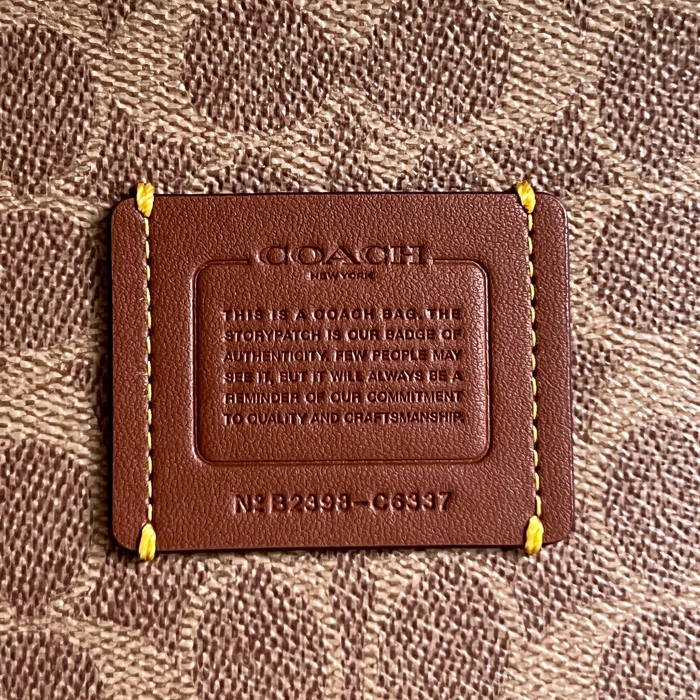C6337 - Coach Day Tote - Picture 11 of 14